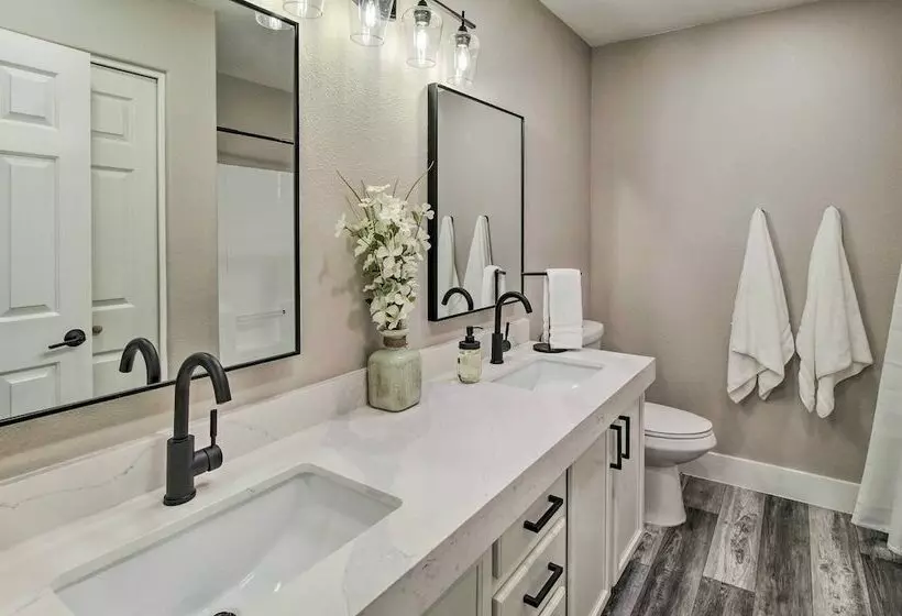 Show Low Family Home ~ 1 Block To City Park!