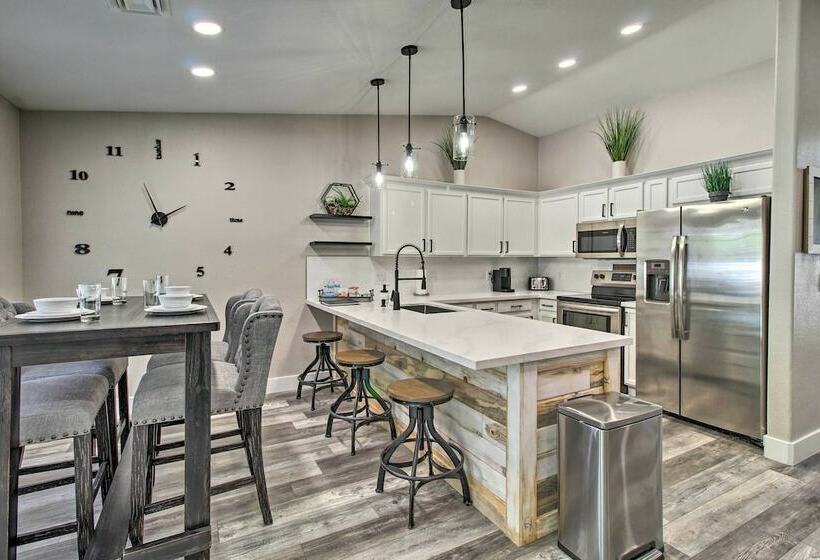 Show Low Family Home ~ 1 Block To City Park!