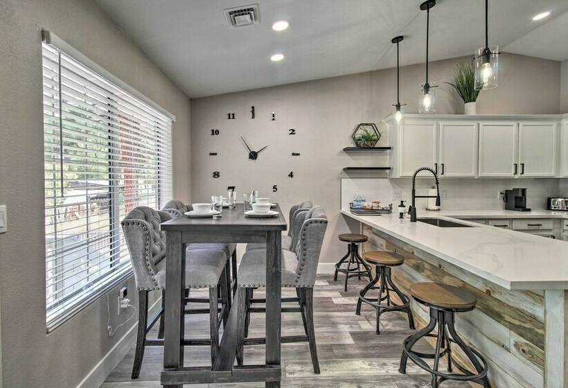 Show Low Family Home ~ 1 Block To City Park!