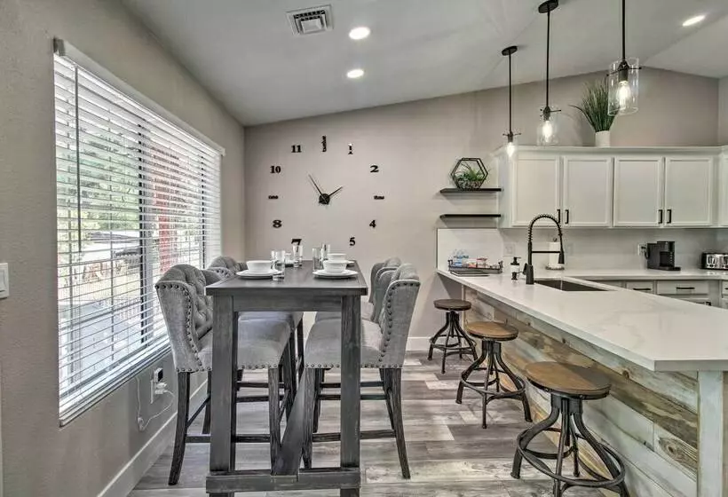 Show Low Family Home ~ 1 Block To City Park!