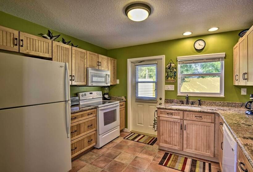 Sunny Cocoa Beach Escape W/ Bikes, Walk To Beach