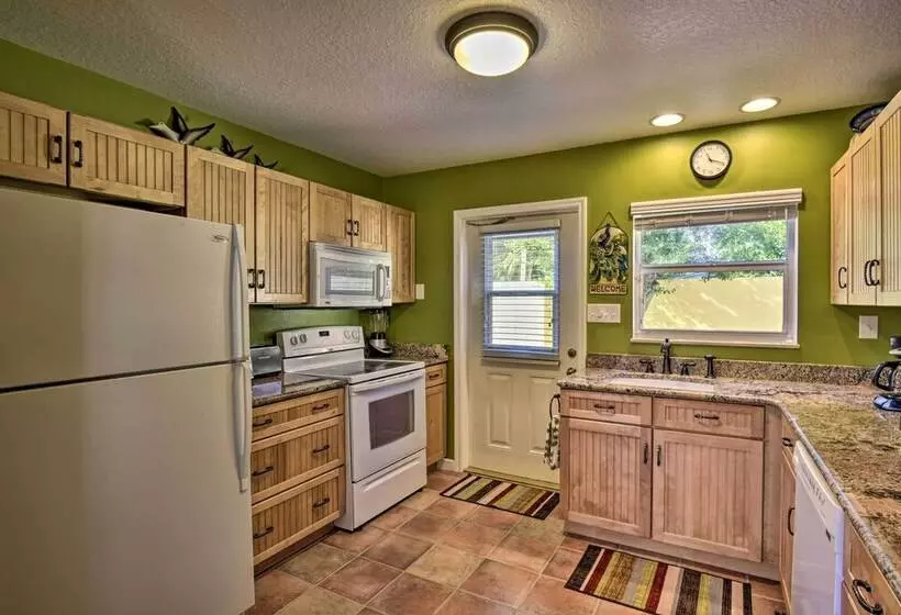 Sunny Cocoa Beach Escape W/ Bikes, Walk To Beach