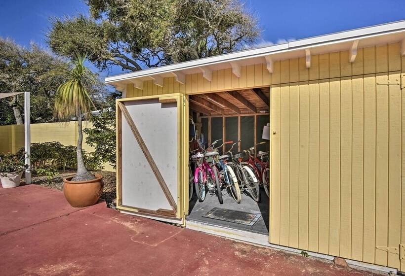 Sunny Cocoa Beach Escape W/ Bikes, Walk To Beach