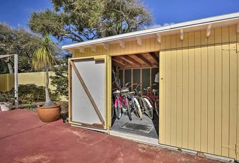 Sunny Cocoa Beach Escape W/ Bikes, Walk To Beach