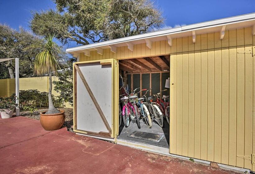 Sunny Cocoa Beach Escape W/ Bikes, Walk To Beach