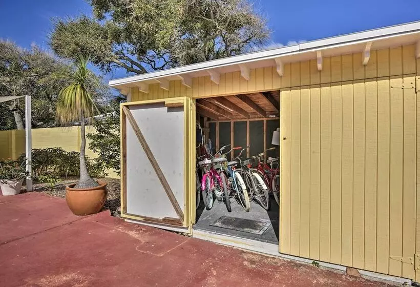 Sunny Cocoa Beach Escape W/ Bikes, Walk To Beach
