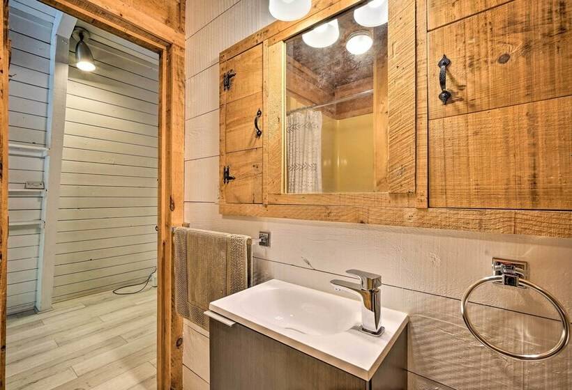 Wilmington Chalet W/ Hot Tub < 8 Mi To Mount Snow!