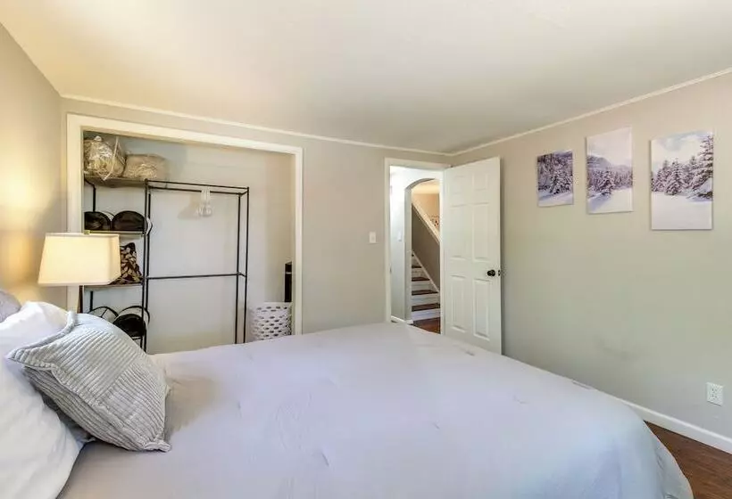 Bright Lakeside Home W/ Deck: 2 Mi To Rainbow Lake