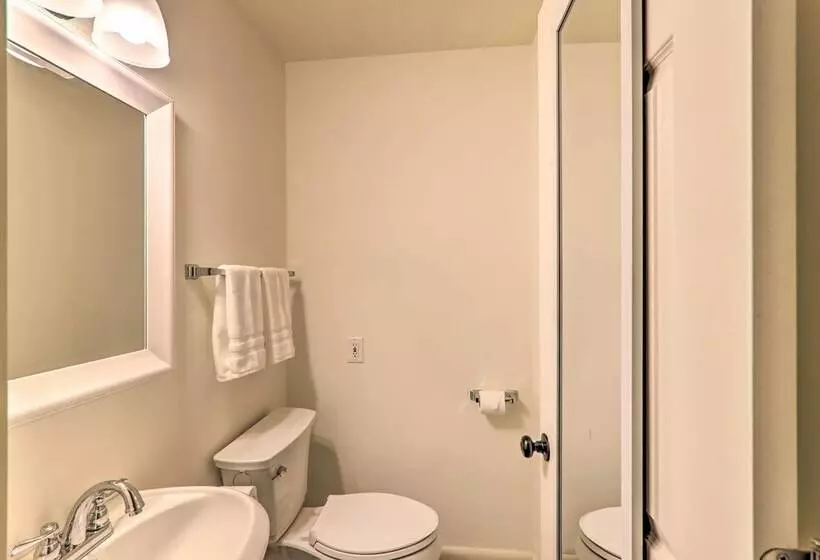 Sunroom, Fire Pit + Sauna: Lake Locust Village Gem