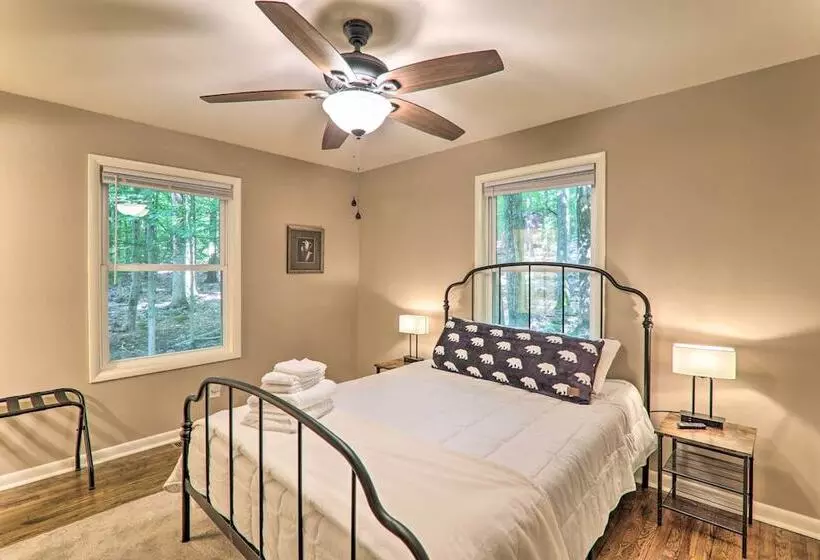 Sunroom, Fire Pit + Sauna: Lake Locust Village Gem