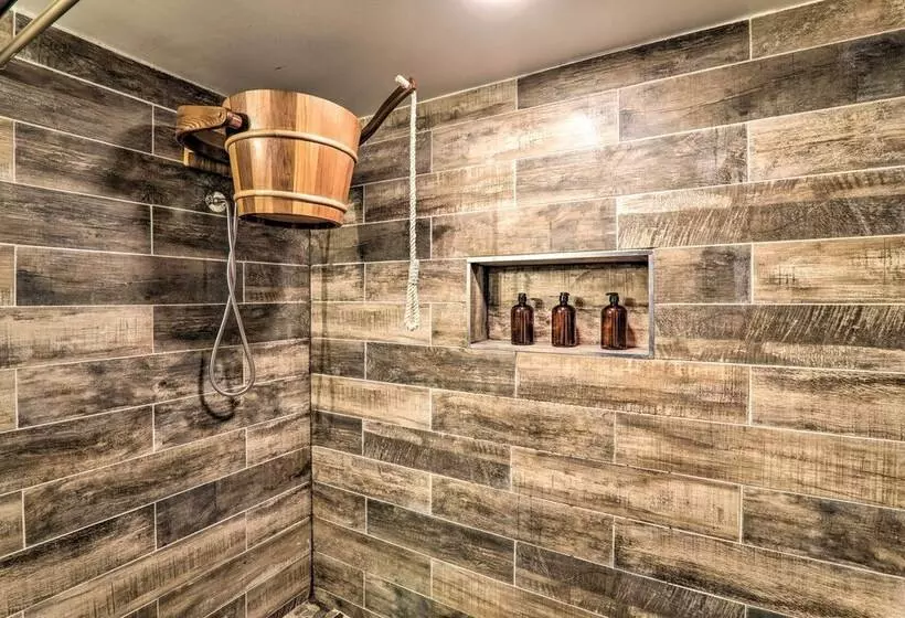 Sunroom, Fire Pit + Sauna: Lake Locust Village Gem