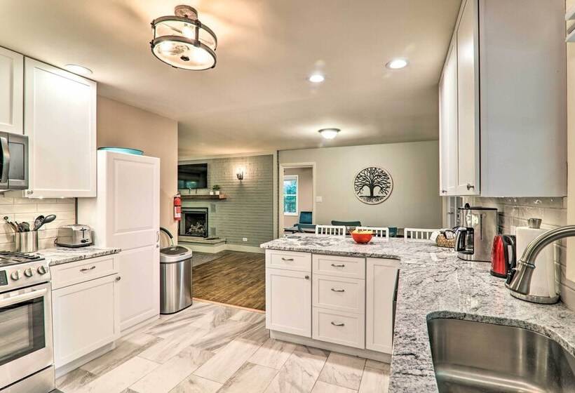 Sunroom, Fire Pit + Sauna: Lake Locust Village Gem