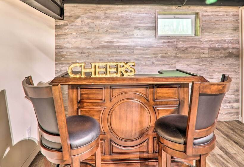 Sunroom, Fire Pit + Sauna: Lake Locust Village Gem