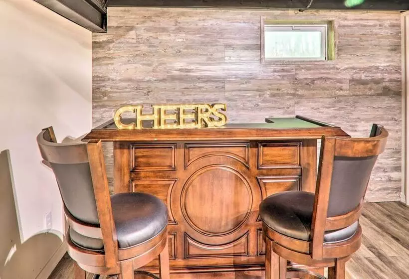 Sunroom, Fire Pit + Sauna: Lake Locust Village Gem