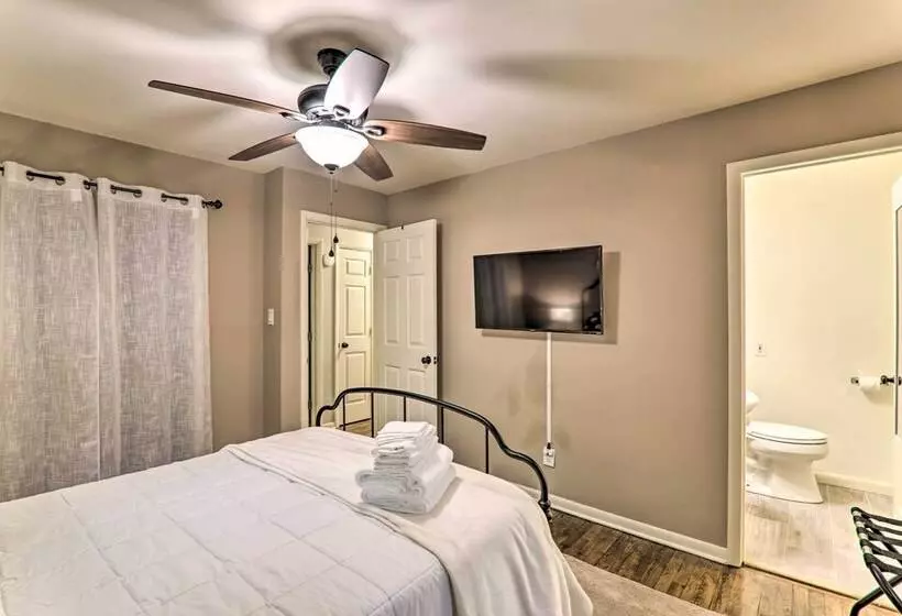 Sunroom, Fire Pit + Sauna: Lake Locust Village Gem