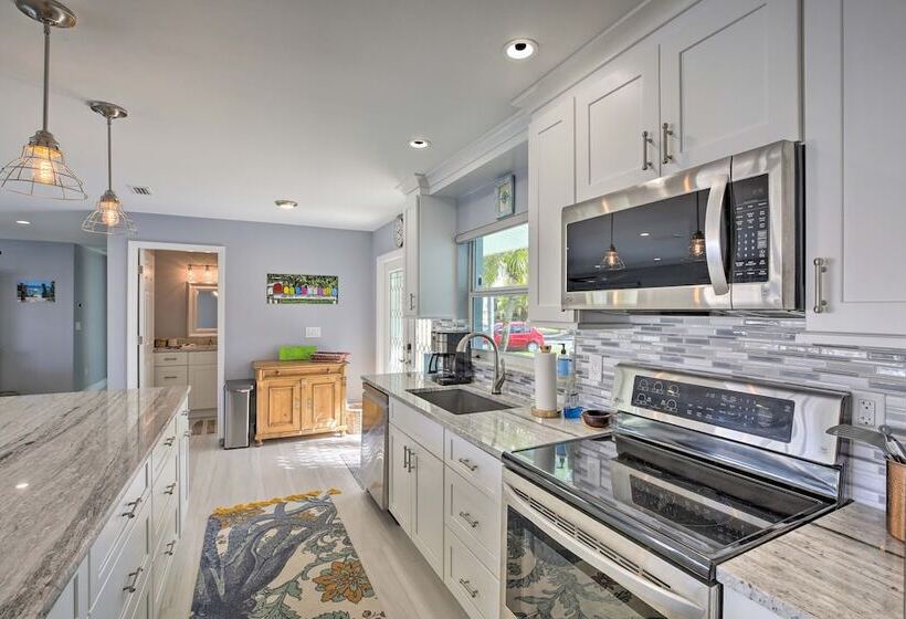 Canalfront Cape Coral Home With Dock & Bbq!