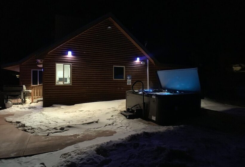 Centennial Cabin W/ Hot Tub, Sauna & Pool Table!