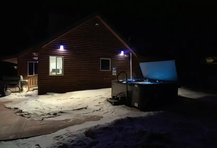 Centennial Cabin W/ Hot Tub, Sauna & Pool Table!