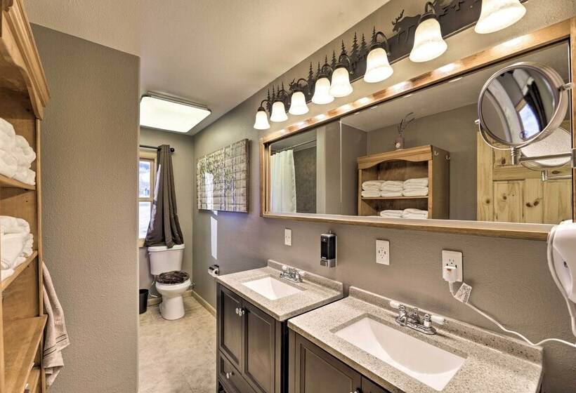 Centennial Cabin W/ Hot Tub, Sauna & Pool Table!