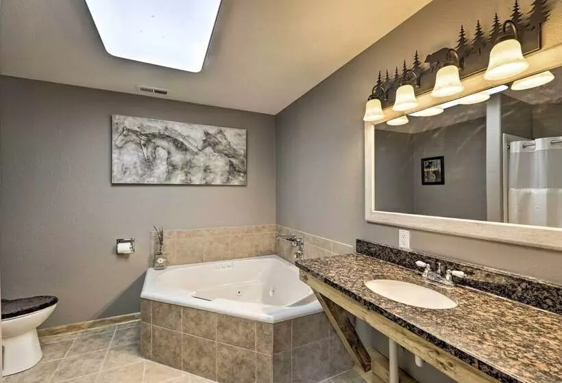 Centennial Cabin W/ Hot Tub, Sauna & Pool Table!