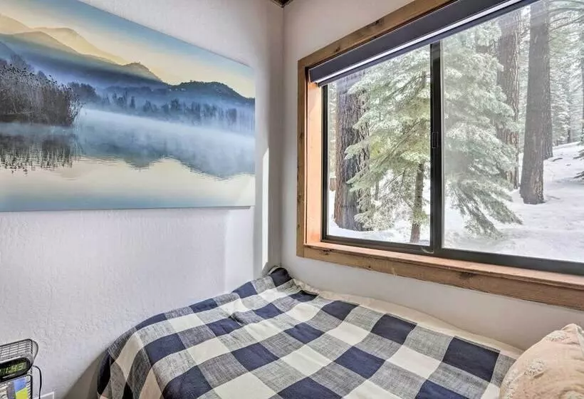 Chic Truckee Cabin Close To Golf Course & Hiking