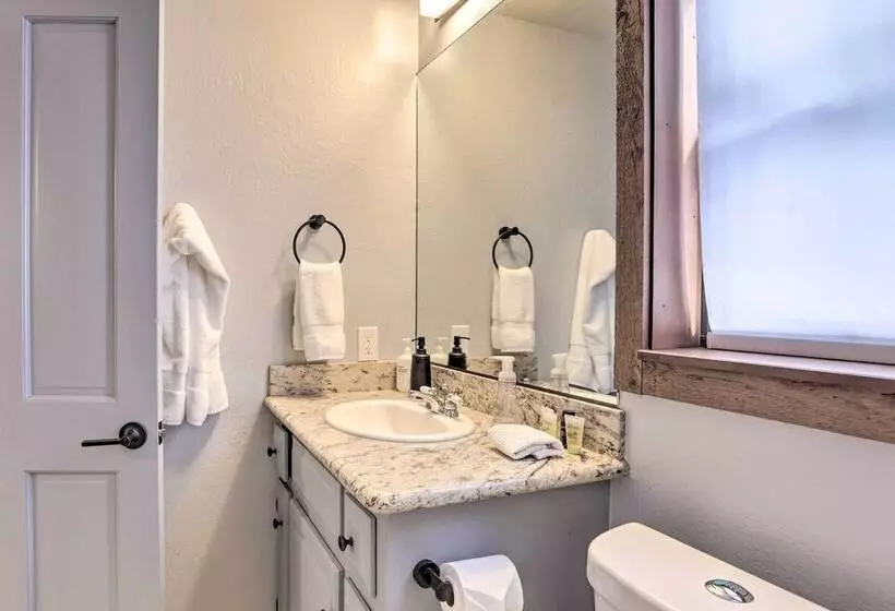 Chic Truckee Cabin Close To Golf Course & Hiking