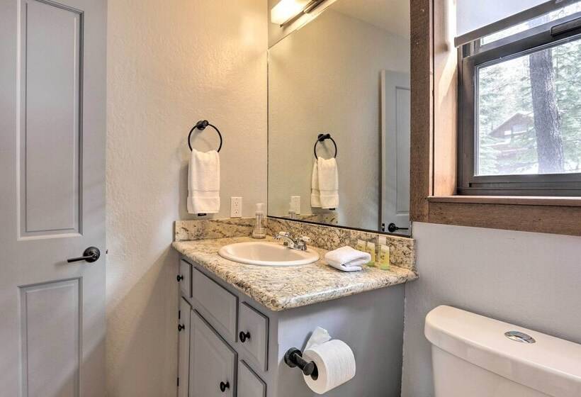 Chic Truckee Cabin Close To Golf Course & Hiking