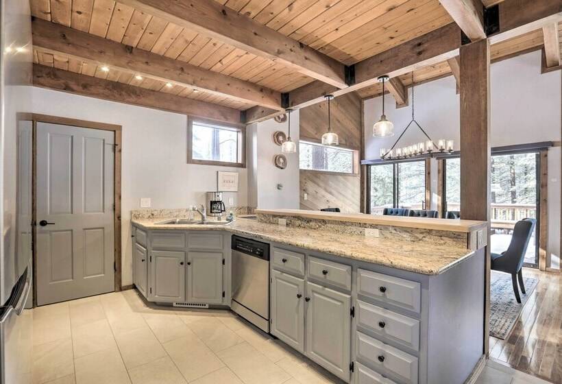 Chic Truckee Cabin Close To Golf Course & Hiking