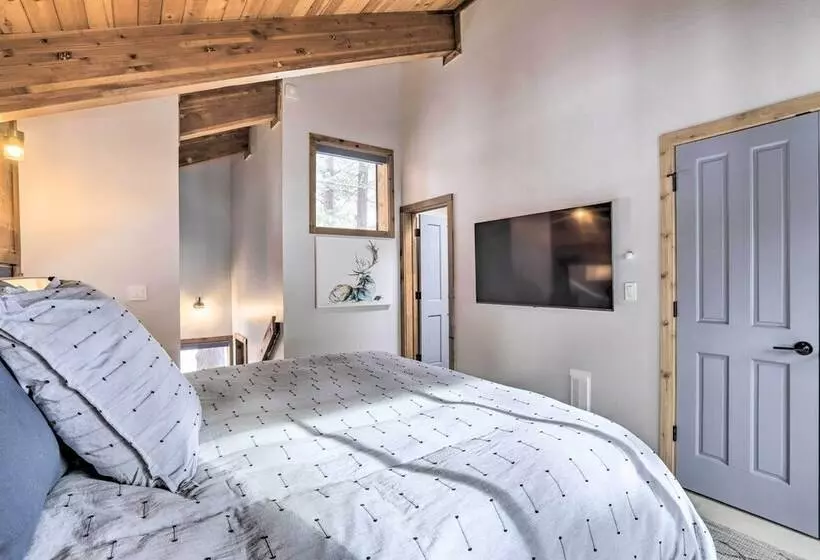 Chic Truckee Cabin Close To Golf Course & Hiking