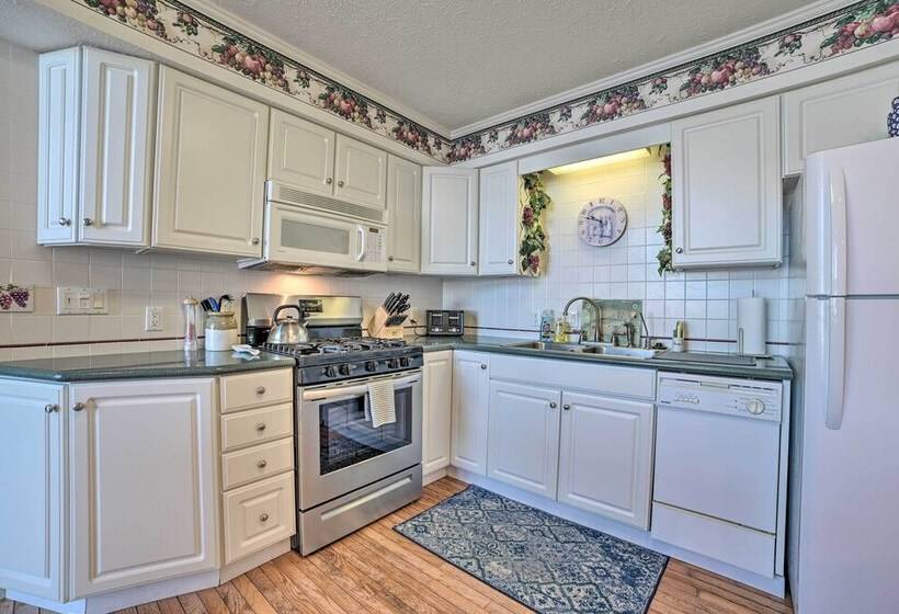 Dreamy Lake Skegemog Retreat: Boat, Ski & Sip!