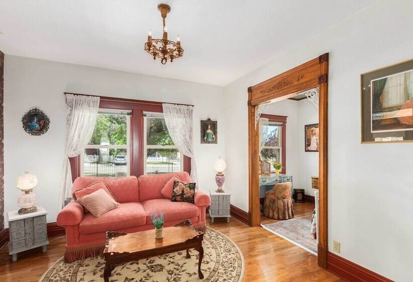 Walk To Dtwn: Historic Prescott Home W/ Yard!