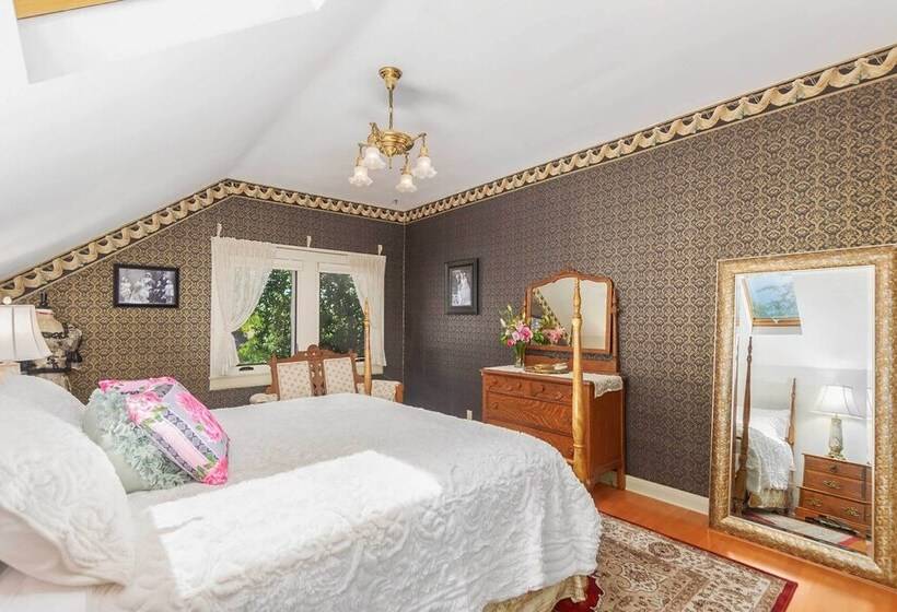 Walk To Dtwn: Historic Prescott Home W/ Yard!