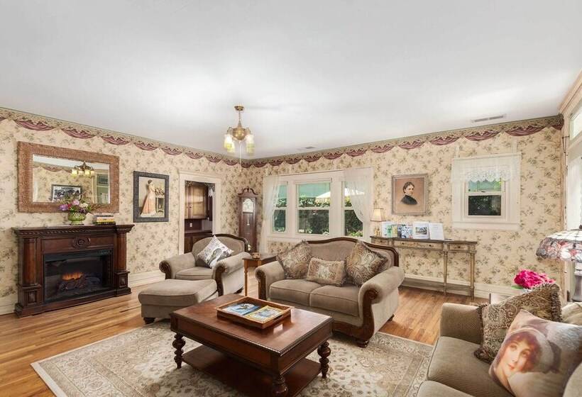 Walk To Dtwn: Historic Prescott Home W/ Yard!