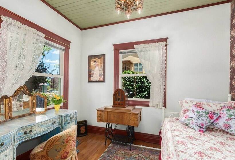Walk To Dtwn: Historic Prescott Home W/ Yard!