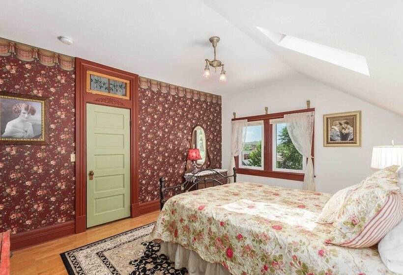 Walk To Dtwn: Historic Prescott Home W/ Yard!