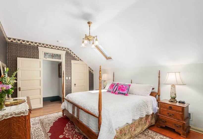 Walk To Dtwn: Historic Prescott Home W/ Yard!