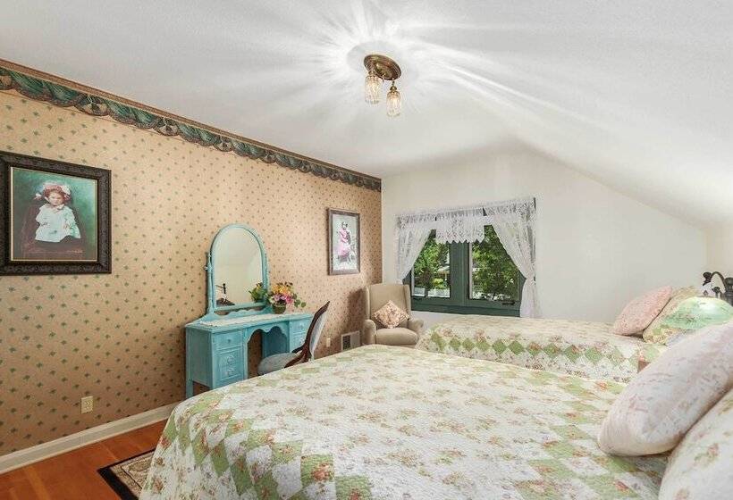 Walk To Dtwn: Historic Prescott Home W/ Yard!