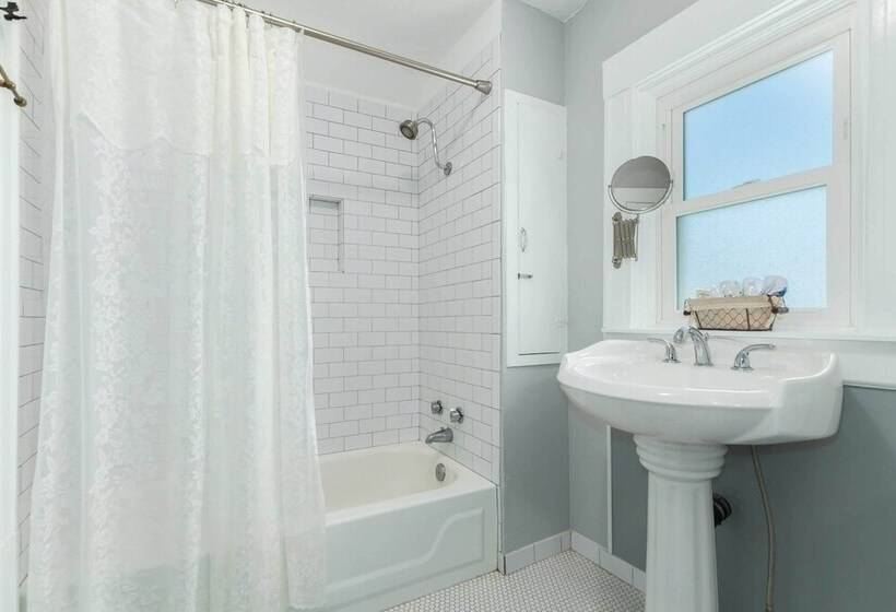 Walk To Dtwn: Historic Prescott Home W/ Yard!