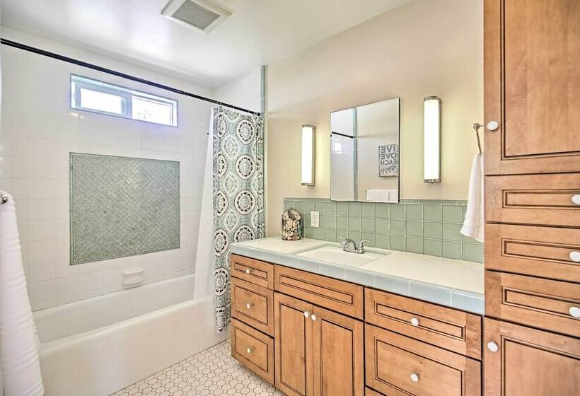 Oceanside Home W/ Yard   Walk To Beach & Pier