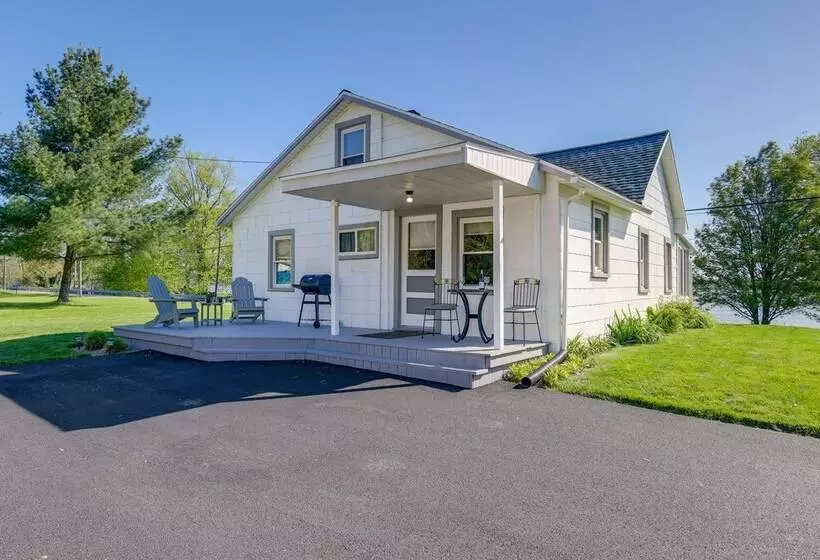 Idyllic Retreat W/ Lake Views   Near Marina!
