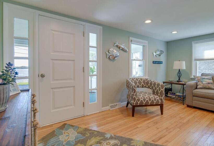Idyllic Retreat W/ Lake Views Near Marina!