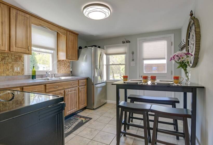 Idyllic Retreat W/ Lake Views Near Marina!