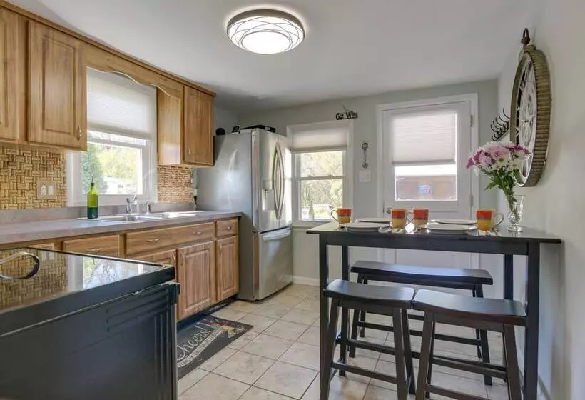 Idyllic Retreat W/ Lake Views   Near Marina!