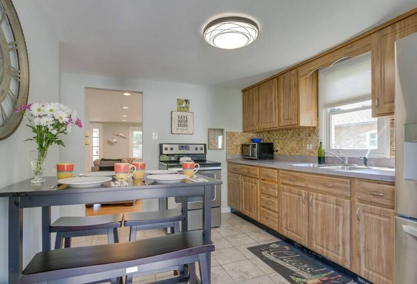 Idyllic Retreat W/ Lake Views Near Marina!