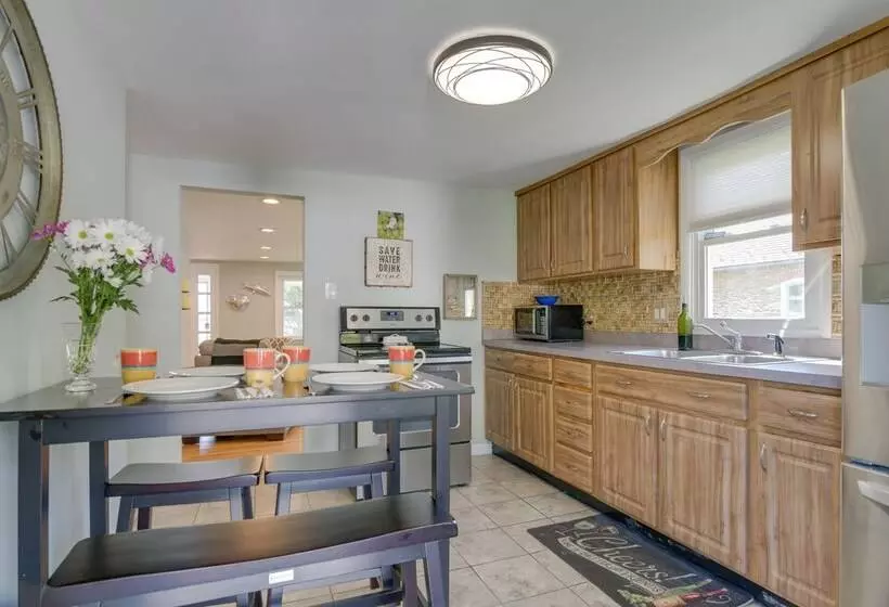 Idyllic Retreat W/ Lake Views   Near Marina!