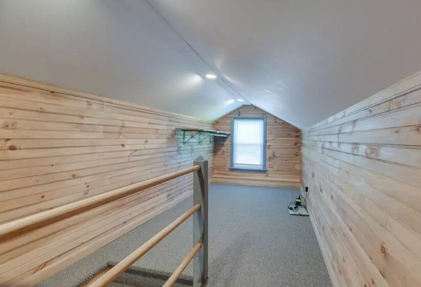 Idyllic Retreat W/ Lake Views   Near Marina!
