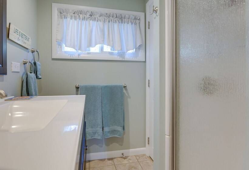 Idyllic Retreat W/ Lake Views Near Marina!