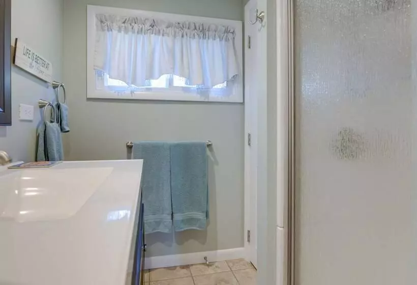Idyllic Retreat W/ Lake Views   Near Marina!