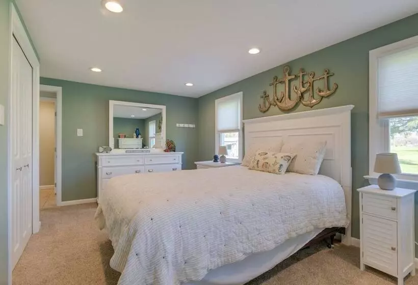 Idyllic Retreat W/ Lake Views   Near Marina!