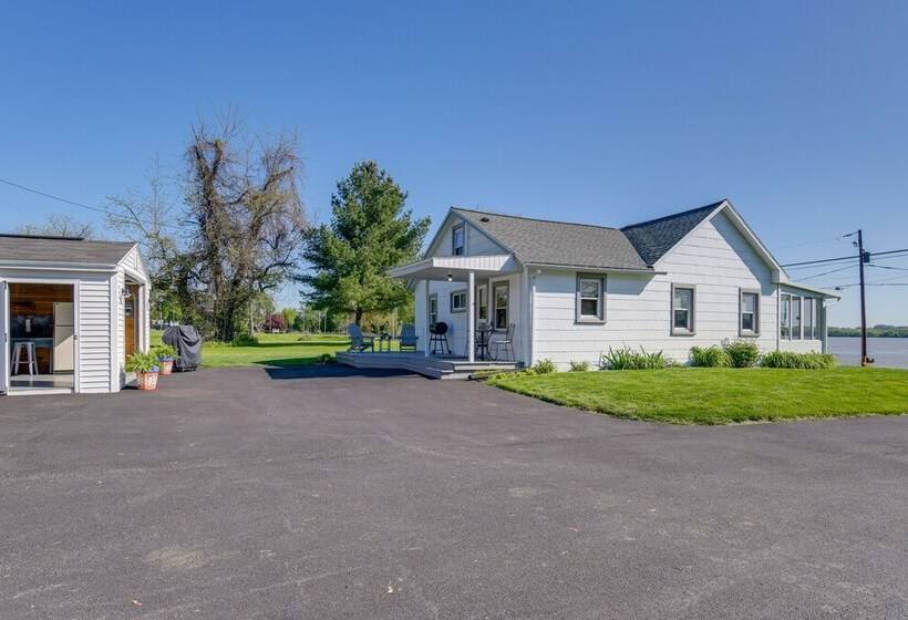 Idyllic Retreat W/ Lake Views Near Marina!